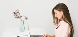Wanita dengan financial independence yang baik dapat merasakan kebebasan dalam mengelola keuangan mereka (Foto: Unsplash.com/Icons8 Team)