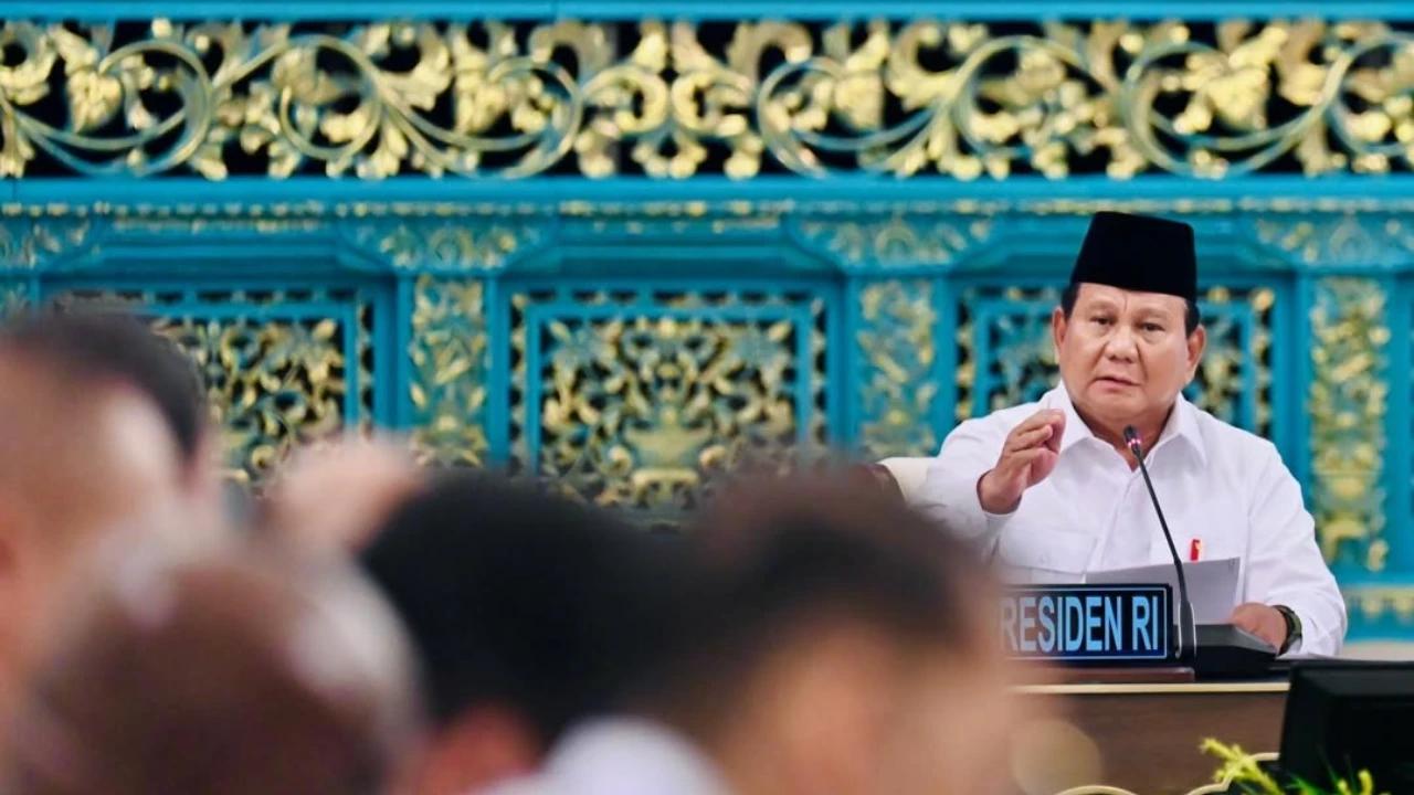 VIDEO: Tatap Serius Prabowo ke Panglima TNI & Kapolri Soal Sumatera, Semua Menteri Terdiam