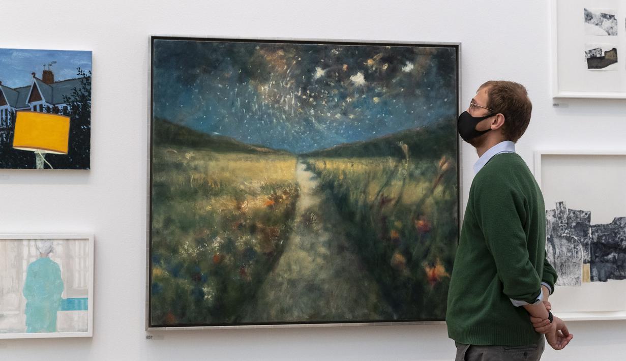 Staf mengamati karya seni dalam pratinjau Pameran Musim Panas di Royal Academy of Arts, London, Inggris, 28 September 2020. Diadakan setiap tahun sejak 1769, Pameran Musim Panas Royal Academy of Arts untuk pertama kalinya akan berlangsung pada musim gugur akibat pandemi COVID-19. (Xinhua/Han Yan)