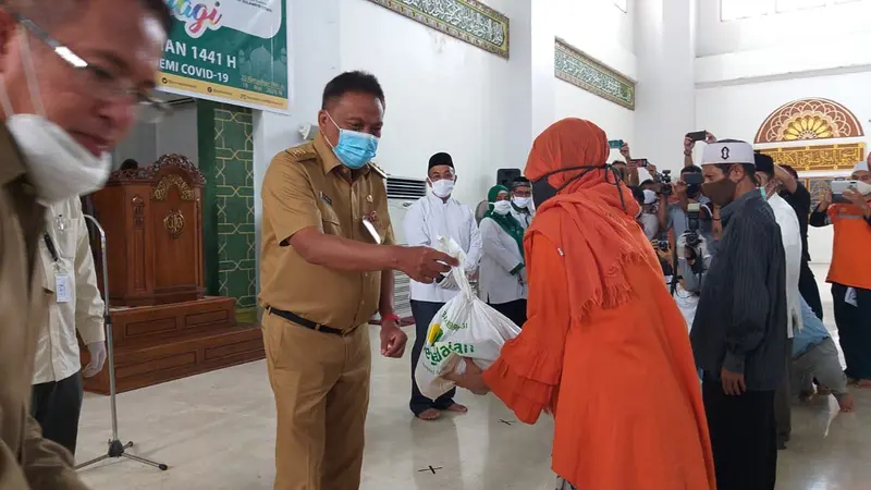 Gubernur Sulut menyerahkan bantuan Ramadan secara simbolis kepada warga di Masjid Raya Ahmad Yani Manado.