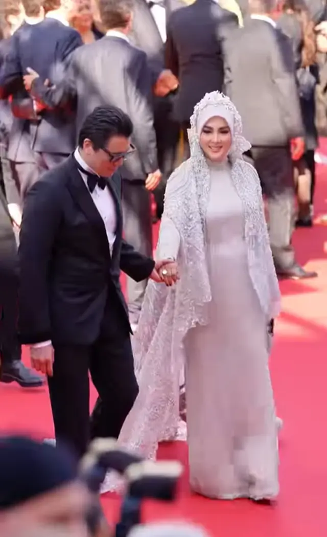 6 Potret detail gaun putih yang dipakai Syahrini di Festival Film Cannes 2025, elegan bermotif phoenix