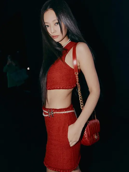Hadiri Chanel Spring Summer 2022,  Jennie sukses tampil bersinar kenakan one set tweed crop top dan mini skirt serba warna merah. [@jennierubyjane]