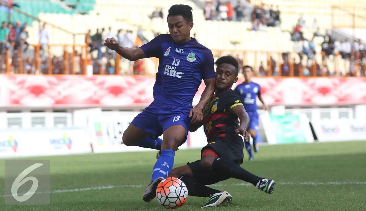 Pemain Jabar, Febri Haryadi (kiri) berduel dengan pemain Papua Tinovel dalam laga semifinal PON XIX melawan Jawa Barat di Stadion Wibawamukti, Jabar, Senin (26/9). Laga tersebut dimenangkan tim Jawa Barat dengan skor 3-1.(Liputan6.com/Immanuel Antonius) 
