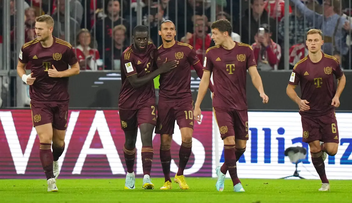 Pemain Bayern Munchen Leroy Sane (tengah) merayakan dengan rekan setimnya usai mencetak gol ke gawang Bayer Leverkusen pada pertandingan sepak bola Bundesliga di Allianz Arena, Munich, Jerman, 30 September 2022. Bayern Munchen menang 4-0. (AP Photo/Matthias Schrader)