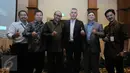 Presdir PT Jakarta Propertindo, Satya Heraghandi (ketiga kiri) berfoto bersama Director ES Global, Olly Watts usai presentasi rancang konsep desain Stadion Balap Sepeda Velodrome Rawamangun di Jakarta, Rabu (25/5/2016). (Liputan6.com/Helmi Fithriansyah)