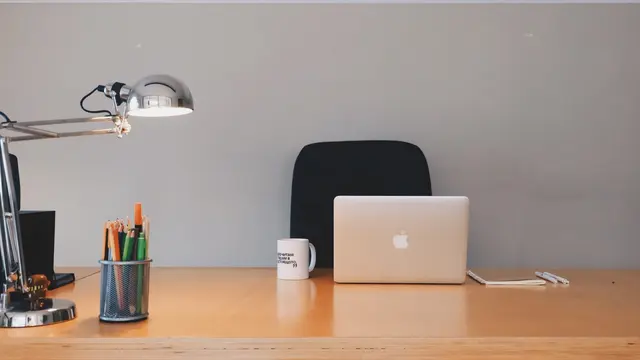 Ilustrasi meja kerja, lampu meja