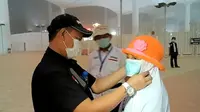 Jemaah haji memakai masker di Tanah Suci. (Liputan6.com/Wawan Isab R)