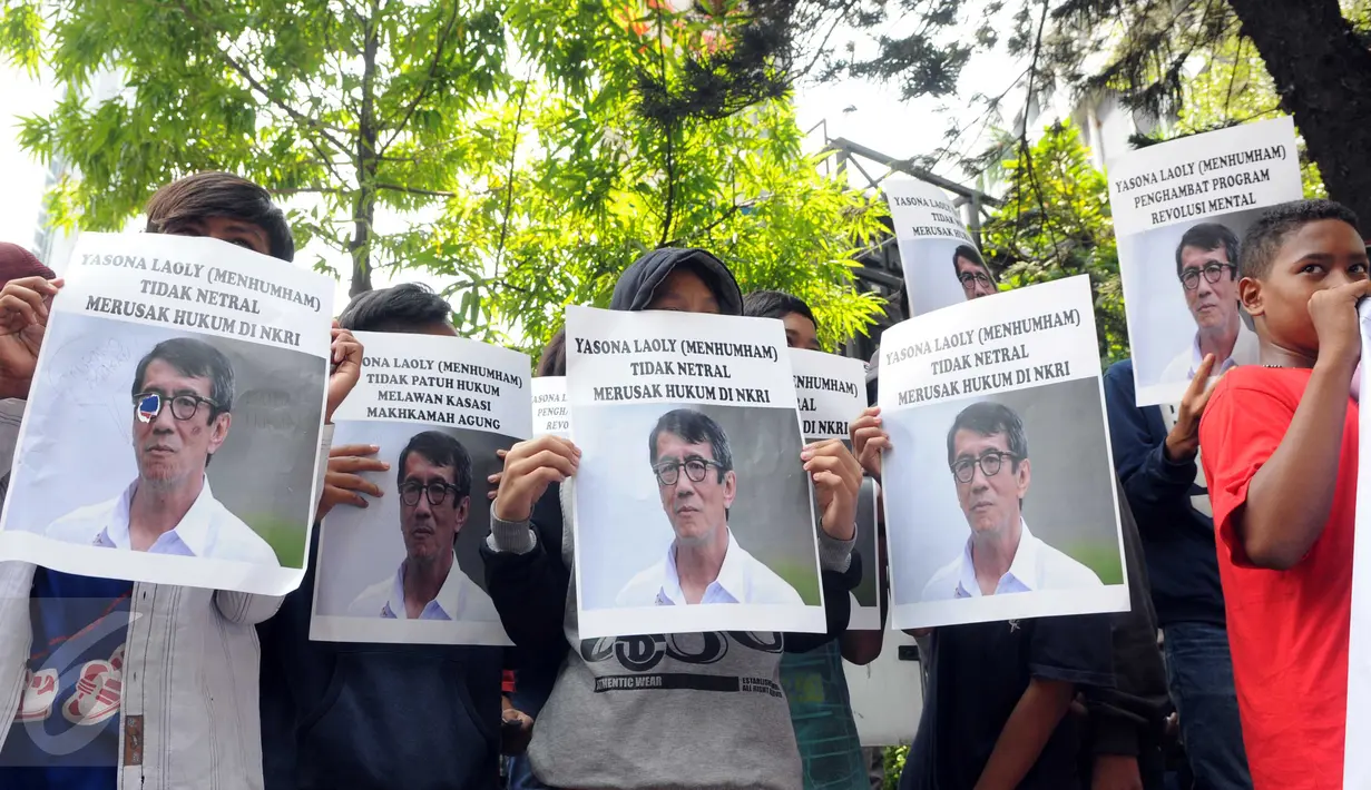 Massa dari Gerakan Pemuda Mahasisawa Indonesia (GPMI) melakukan unjuk rasa di depan Kantor Kemenkumham Jakarta, Rabu (30/12). Aksi puluhan orang itu mempersoalkan legalitas kepengurusan PPP yang terbagi menjadi dua kubu. (Liputan6.com/Helmi Afandi)