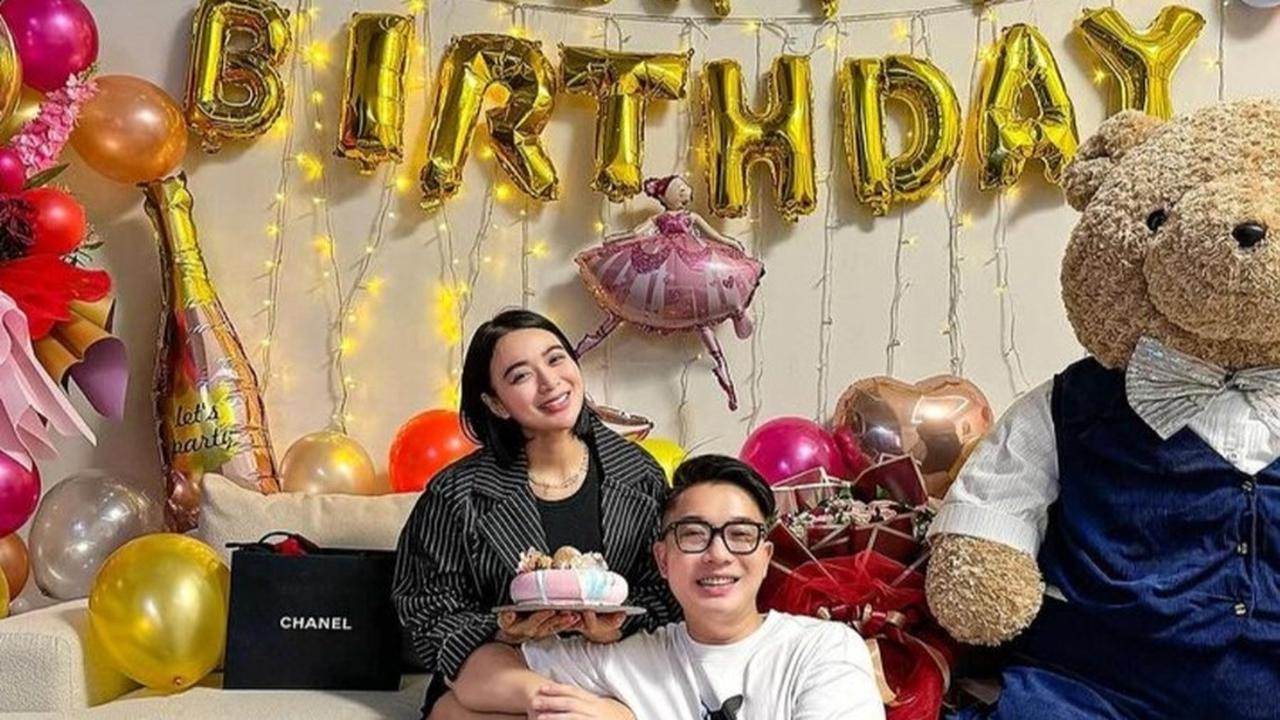 Sang Pacar Memberikan Hadiah Tas dan Boneka