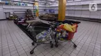 Suasana di salah satu gerai supermarket Giant di Jakarta, Kamis (4/3/2021). Poster-poster discount closing store dan rak-rak kosong menjadi pemandangan setiap konsumen yang datang. (Liputan6.com/Johan Tallo)
