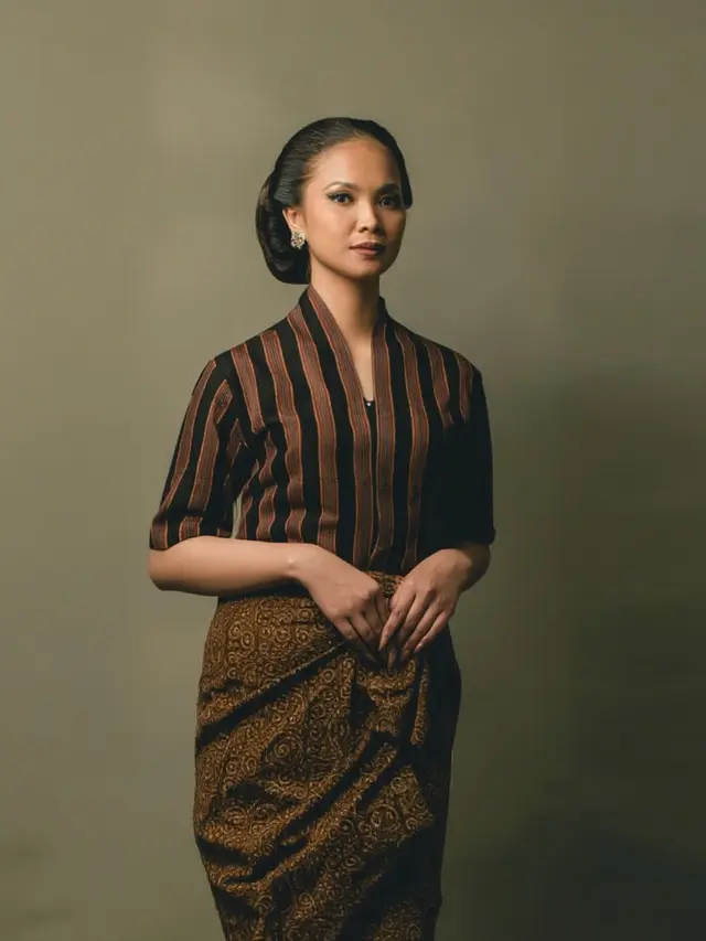 Kebaya Lengan Pendek Klasik Kombinasi Batik