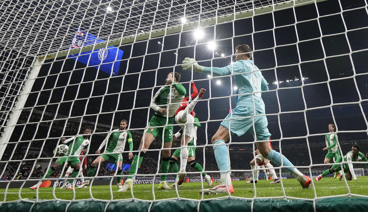 Pemain AC Milan, Santiago Gimenez mencetak gol ke gawang Feyenoord dalam laga leg 2 play off Liga Champions 2024/2025 di San Siro, Milan, Italia, Rabu (19/02/2025) dini hari WIB. (AP Photo/Luca Bruno)