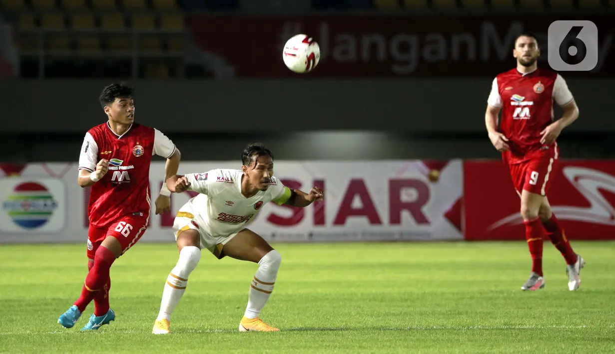 Pemain PSM Makassar, Zulkifli Syukur (tengah) mengontrol bola dibayangi pemain Persija Jakarta Alfath Faathier (kiri) dalam pertandingan semifinal leg media Piala Menpora 2021 di Stadion Manahan, Solo, Minggu (18/4/2021). (Bola.com/Ikhwan Yanuar)