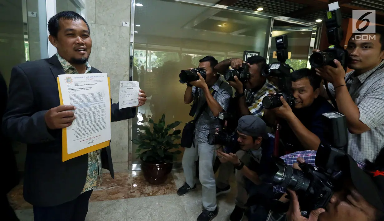 Masyarakat Anti Korupsi Indonesia (Maki) menunjukan surat pelopran Pimpinan DPR Ke MKD, , Jakarta, Rabu (13/9). Maki melaporkan Fadli Zon atas pengiriman surat kepada KPK terkait penundaan pemeriksaan Ketua DPR Setya Novanto. (Liputan6.com/Johan Tallo)
