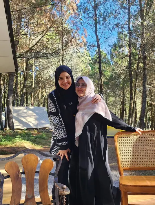 Santi Asokamala merupakan seorang pengusaha kue. Selain kisah asmaranya, penampilan ibu sambung Shireen dan Zaskia Sungkar itu juga kerap mencuri perhatian. Wanita asal Bandung itu kerap tampil sederhana dan sering dipuji netizen. [Instagram/santiasokamala]