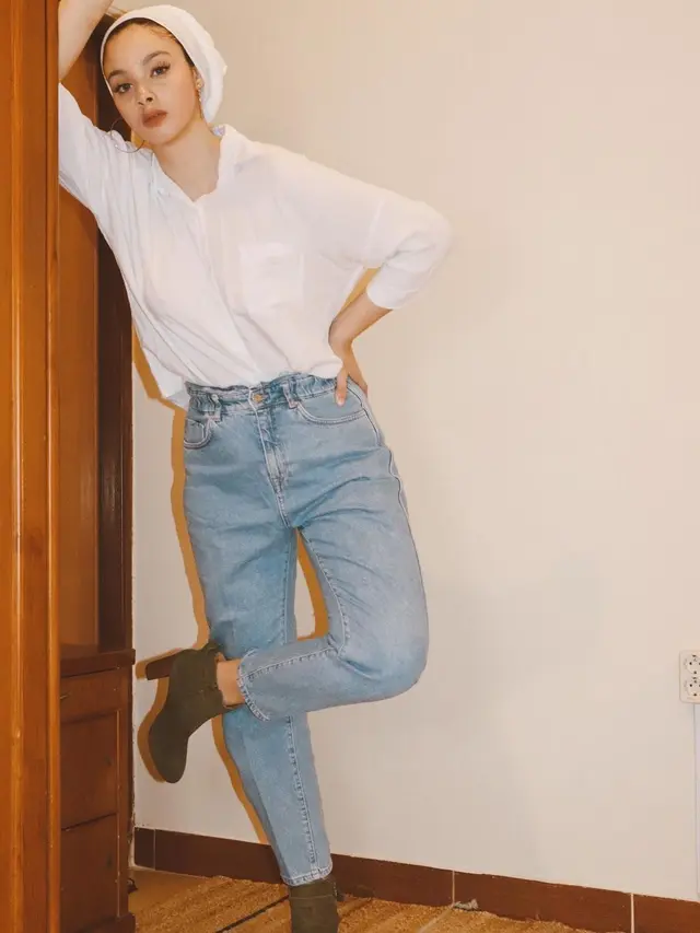 Aksen hijab turban ala Ghina Alwi