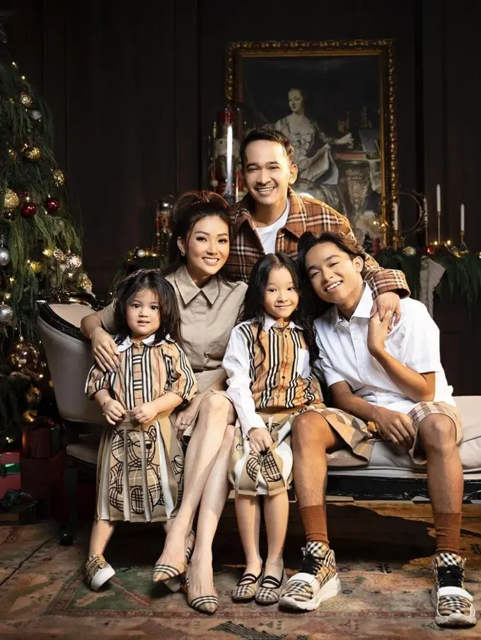 Potret Ruben Onsu dan Keluarga Jalani Pemotretan, Netizen Salfok dengan Thalia yang Disebut Bak Boneka