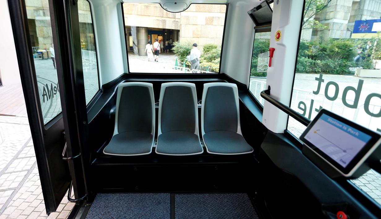 Bus canggih ini menggunakan sensor, kamera visual dan sistem navigasi GPS untuk menghindari bahaya. Kecepatannya bisa mencapai 40 km per jam Tokyo, Jepang, Kamis (7/7). (REUTERS / Toru Hanai)