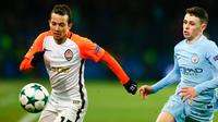 Pemain Shakhtar Donetsk Bernard berebut bola dengan pemain Manchester City, Phil Foden pada matchday terakhir Grup F Liga Champions di Stadion Oblasny Sport Komplex Metalist, Kamis (7/12). Manchester City takluk 1-2. (AP / Efrem Lukatsky)