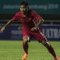 Gelandang Timnas Indonesia, Saddil Ramdani, mengontrol bola saat melawan Thailand pada laga PSSI 88th U-19 di Stadion Pakansari, Jawa Barat, Minggu (23/9/2018). Kedua negara bermain imbang 2-2. (Bola.com/Vitalis Yogi Trisna)