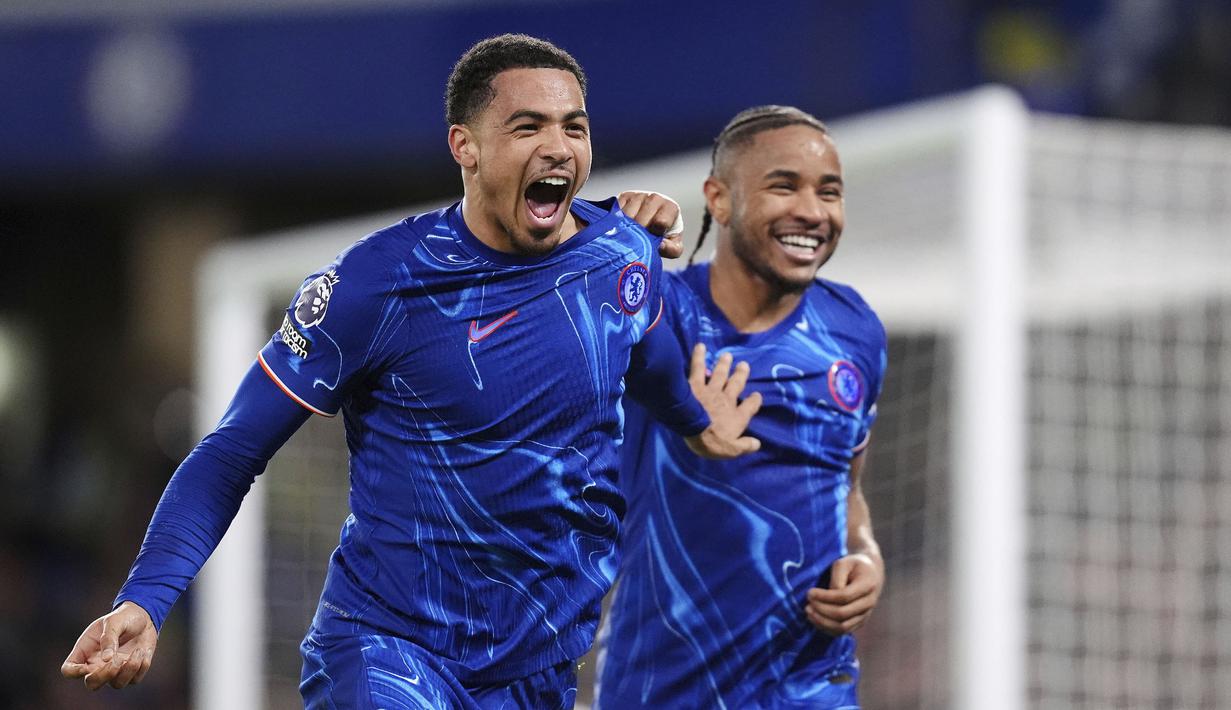 Pemain Chelsea, Levi Colwill (kiri) merayakan golnya ke gawang Southampton dalam laga lanjutan Liga Inggris 2024/2025 di Stamford Bridge, London, Rabu (26/02/2025) WIB. (AP Photo/John Walton)