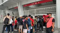 Suporter Timnas Indonesia sudah mengantre sejak siang hari untuk masuk ke area Stadion Utama Gelora Bung Karno demi menyaksikan laga penyisihan grup Piala AFF 2022 Indonesia vs Thailand yang dimulai pukul 16.30 WIB. (Lipuatn6.com/Melinda Indrasari).
