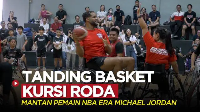 Berita video momen mantan pemain NBA era Michael Jordan, Stephen Howard, bertanding bola basket kursi roda di Jakarta Utara, Minggu (6/8/2023).