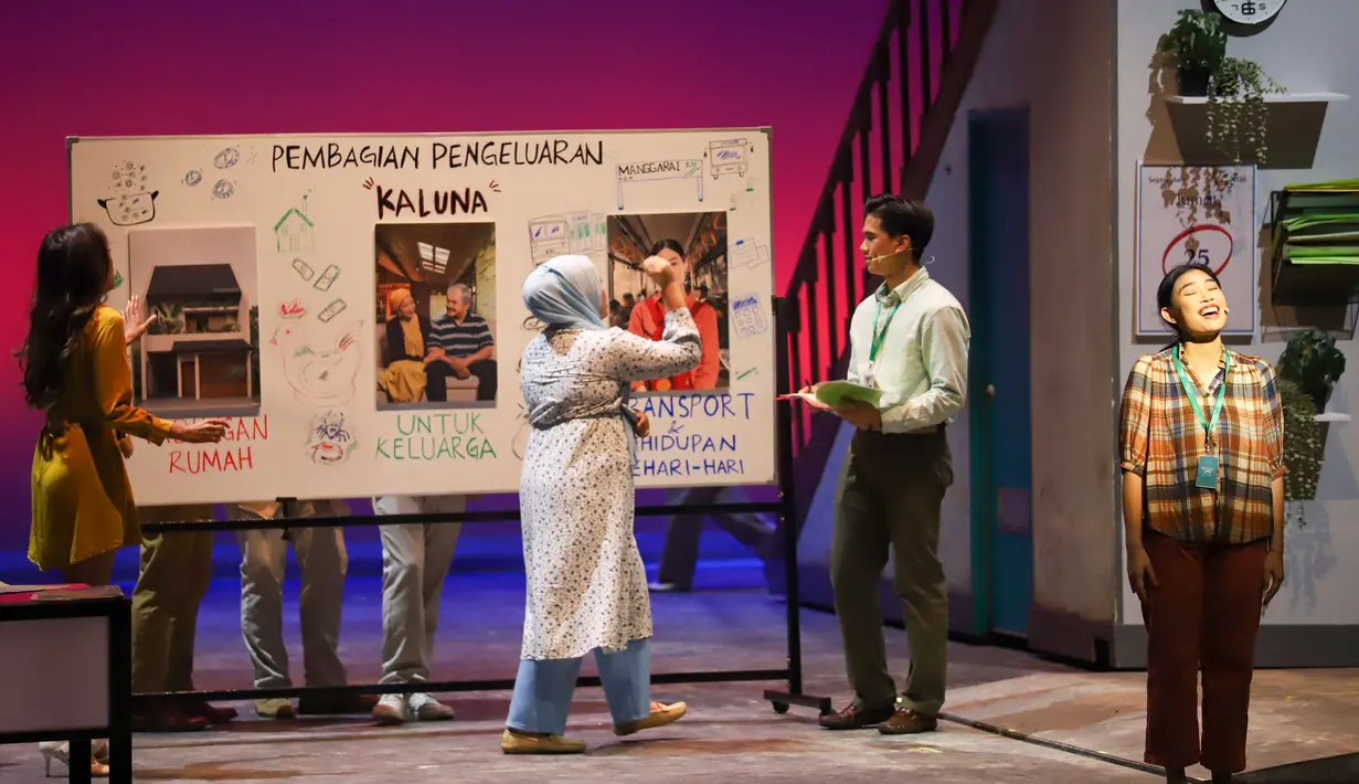 Para pemain Home Sweet Loan The Musical membawakan salah satu adegan dalam pementasan di Graha Bhakti Budaya, TIM, Jakarta, Rabu (30/9/2026). Pertunjukan musikal tersebut dijadwalkan tampil sebanyak 23 kali mulai 30 September hingga 18 Oktober 2026. (KLY/Budy Santoso)