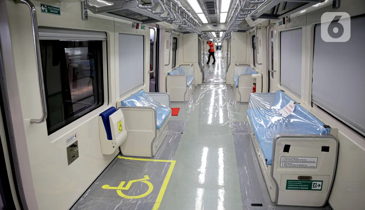 Suasana gerbong kereta listrik saat uji coba di stasiun LRT TMII, Jakarta, Rabu (11/11/2020). Tes dilakukan mulai dari uji kelayakan hingga kebisingan. Ditargetkan LRT Jabodebek beroperasi pertengahan 2022. (Liputan6.com/Faizal Fanani)