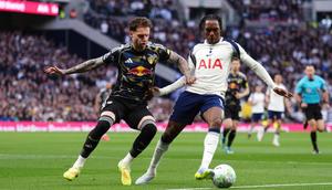 Pemain Leeds United, Joe Rodon (kiri), berebut bola dengan bintang Tottenham Hotspur, Mathys Tel, dalam laga pekan ke36 Premier League 2025/2027 di Tottenham Hotspur Stadium, Selasa (12/5/2026) dini hari WIB. (John Walton/PA via AP)