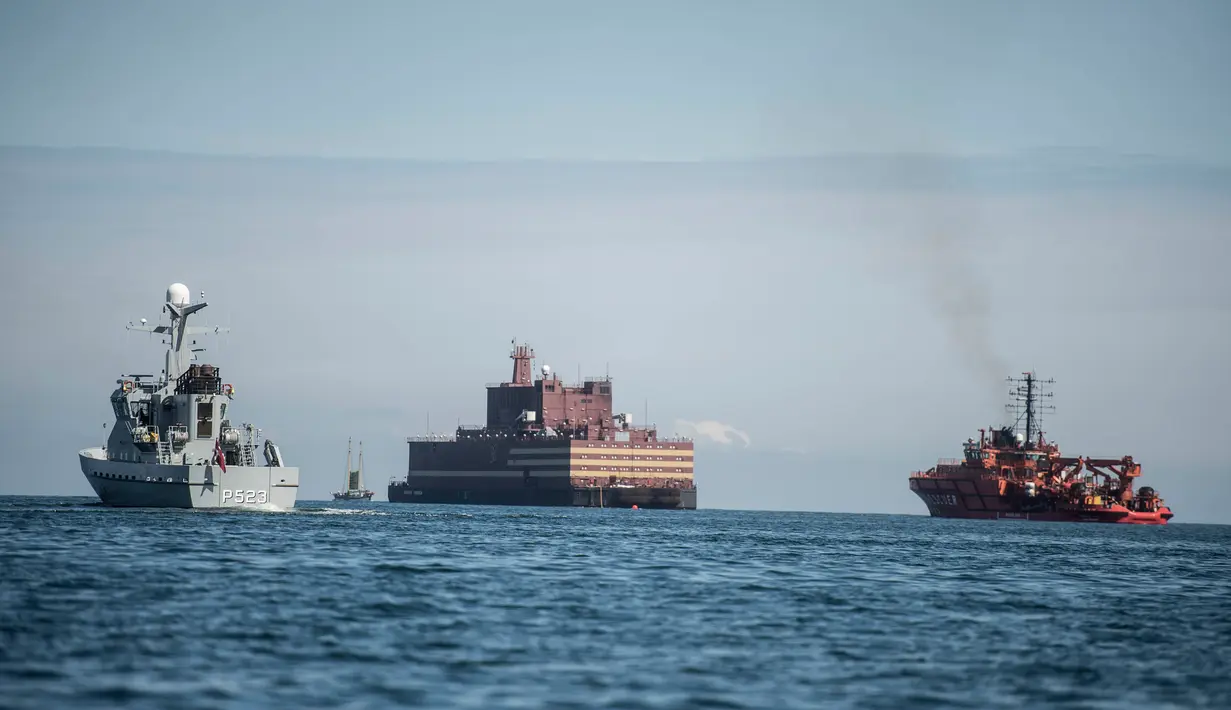 Academy Lomonosov bergerak menuju Murmansk di barat laut Rusia, (4/5). Aliran listrik dari kapal ini akan digunakan untuk kebutuhan industri di lokasi terpencil, pangkalan gas,minyak lepas pantai dan kota 100.000 penduduk. (AFP Photo/Ritzau Scanpix)
