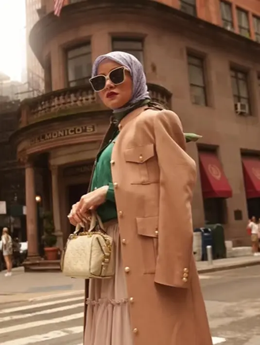 Jelang New York Fashion Week, Olla Ramlan jadi cewek bumi dengan mengenakan kemeja satin hijau yang dipadukan dengan layered long skirt dan hijab lilac. Coat cokelat dan handbag berwarna beige melengkapi look cewek bumi-nya. (instagram/ollaramlan)