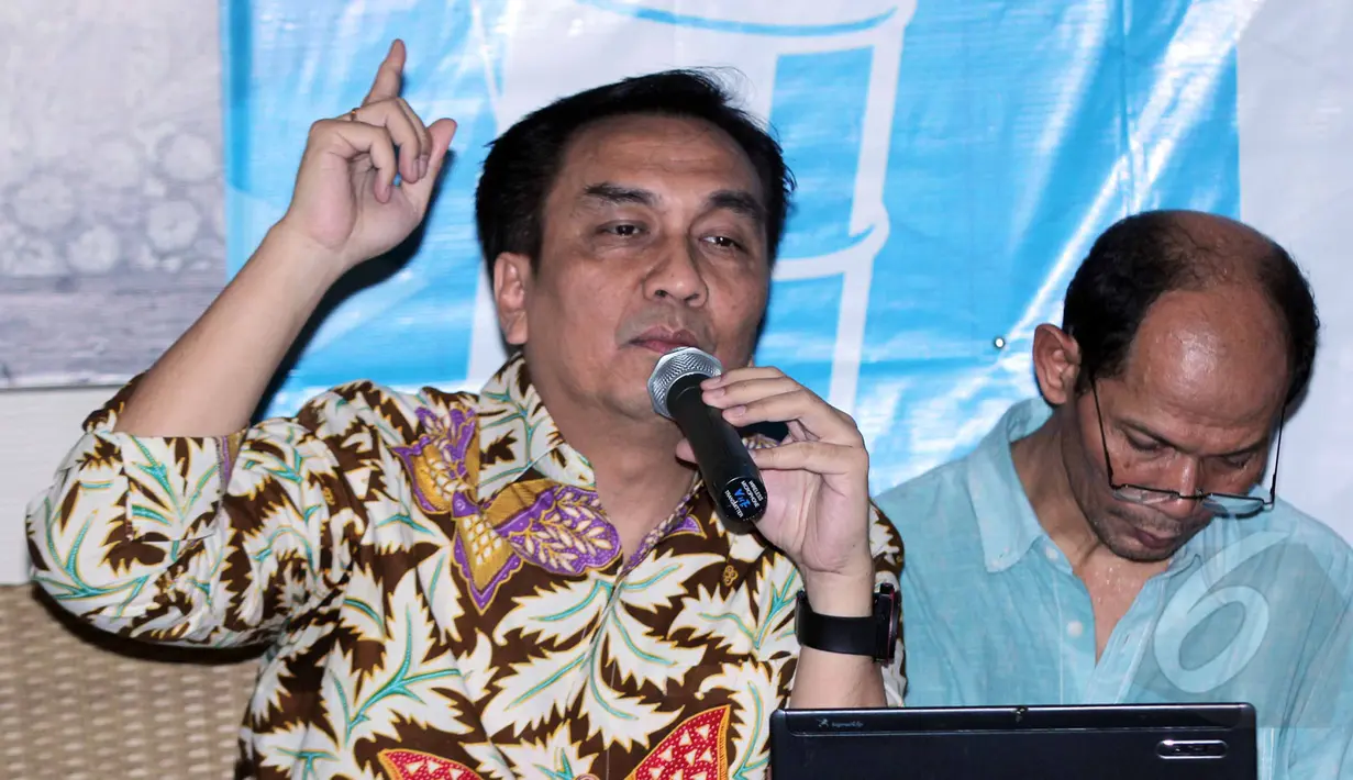 Efendi Simbolon saat menjadi pembicara pada diskusi bertajuk “Adakah Harapan di Tengah Oligarki Pengelolaan Migas” di Cikini, Jakarta, (8/5/2015). Efendi mengkritisi kebijakan ekonomi Jokowi yang menurutnya tidak pro rakyat. (Liputan6.com/Helmi Afandi)