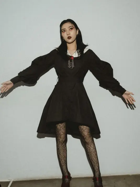 Dengan dress hitam bergaya gothic, Isyana tampak begitu memukau disertai riasan makeup yang begitu unik.  [Foto: Instagram/ Isyana Sarasvati ]