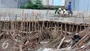 Aktivitas pemasangan turab di kawasan Kampung Melayu, Jakarta, Jumat (27/5) Pemasangan turab tersebut dilakukan untuk menormalisasikan Kali Ciliwung dan mengantisipasi banjir. (Liputan6.com/Helmi Afandi)