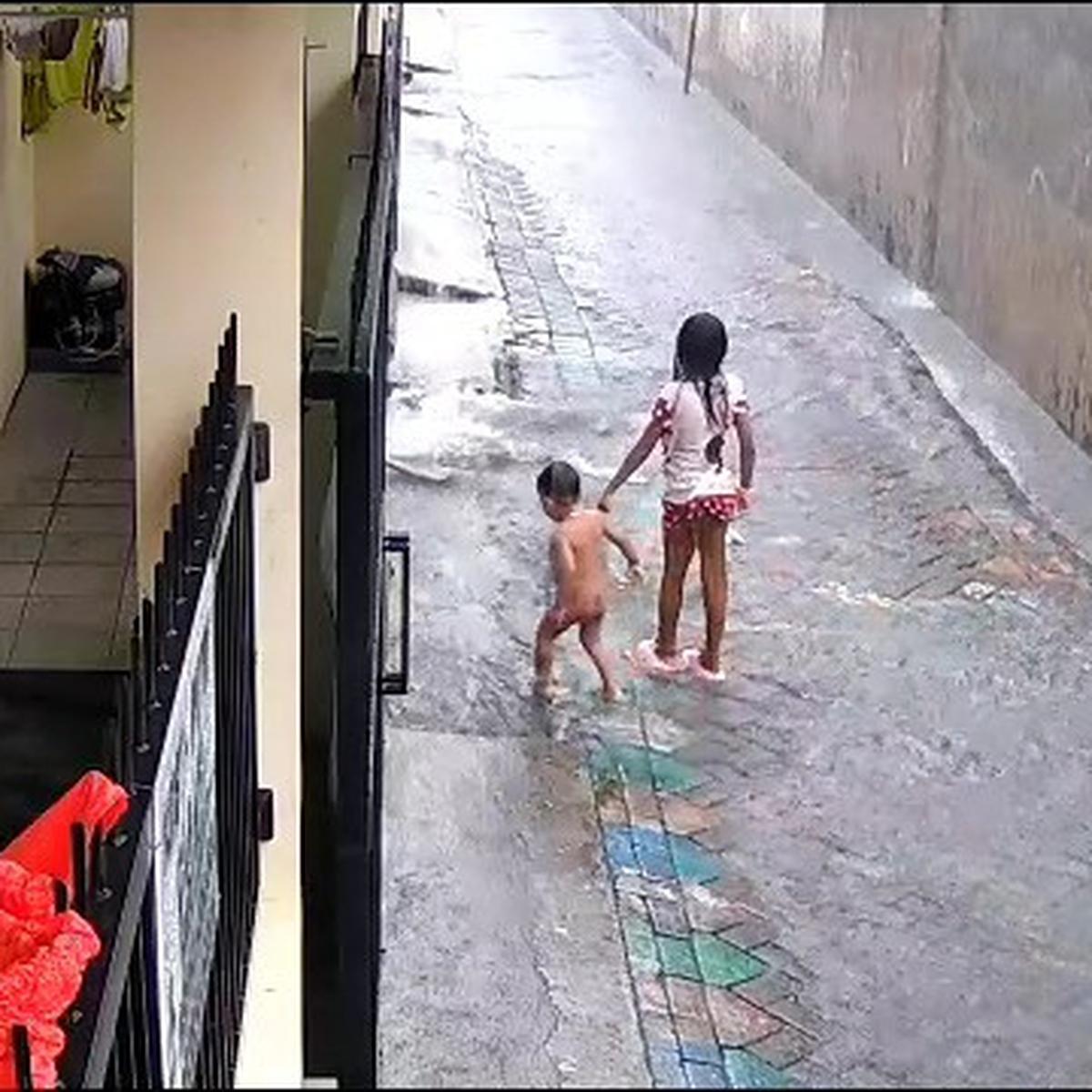 Bayi mandi hujan tercebur selokan