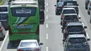 Kepadatan kendaraan di Tol Jakarta-Cikampek KM 57, Karawang, Jawa Barat, Kamis (24/12/2020). Puncak arus lalu lintas keluar Jabodetabek via jalan tol diprediksi terjadi hari ini, Kamis (24/12). (Liputan6.com/Herman Zakharia)