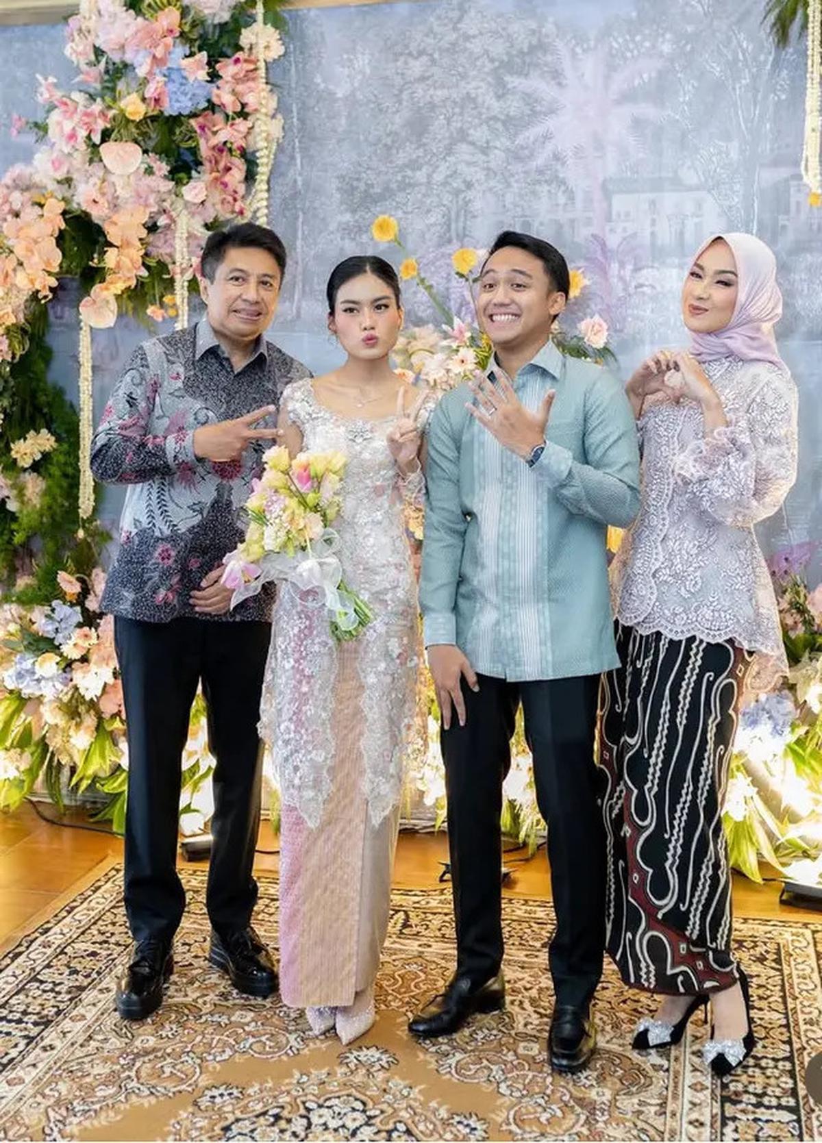 6 Potret Awet Muda Alya Rohali Kenakan Kebaya Ungu saat Acara Tunangan Putri Sulungnya