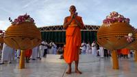 Seorang biksu Buddha saat berdoa di Thailand, (1/6/2015). Hari Raya Waisak memperingati 3 peristiwa penting, yakni Lahirnya Pangeran Siddharta, Pangeran Siddharta menjadi Buddha dan Meninggalnya Buddha Gautama parinibbana. (REUTERS/Chaiwat Subprasom)