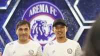 Pelatih Arema, Eduardo Almeida bersama wakil kapten tim Dendi Santoso dalam konferensi pers jelang lawan PSM di Grup D Piala Presiden 2022. (Iwan Setiawan/Bola.com)
