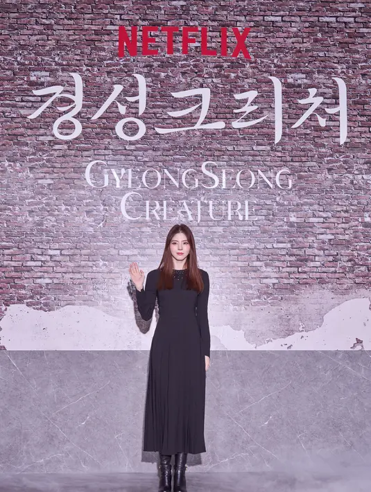 Pada konferensi pers, Han So Hee bicara soal insiden yang menyebabkannya terluka di sekitar matanya saat syuting Gyeongseong Creature pada Agustus tahun lalu. "Saya melukai diri saya sendiri karena saya sedikit serakah." (Foto: Netflix)