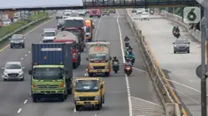Sejumlah sepeda motor melintasi Tol Karang Tengah, Tangerang, Banten, Kamis (2/1/2020). Pengendara sepeda motor masih diperbolehkan melintasi tol untuk menghindari ruas jalan yang terendam banjir di beberapa wilayah Jabodetabek. (Liputan6.com/Angga Yuniar)