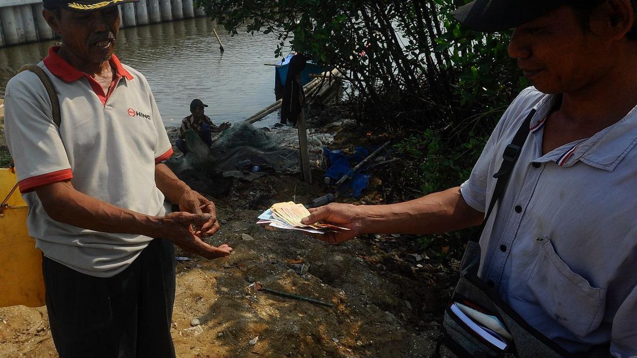 Nelayan menerima hasil penjualan rajungan di kampung nelayan Dadap. 

Hasil penjualan itu tentu jauh dari harapan mereka karena hasil tangkapan mereka berkurang drastis karena gencarnya pembangunan di pesisir utara Jakarta.