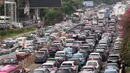 Sejumlah kendaraan terjebak kemacetan panjang di tol yang mengarah ke Bandara Soekarno-Hatta (Soetta), Tangerang, Banten, Selasa (10/11/2020). Kemacetan terjadi karena adanya penyambutan kepulangan pimipinan Front Pembela Islam (FPI) Rizieq Shihab. (Liputan6.com/Angga Yuniar)
