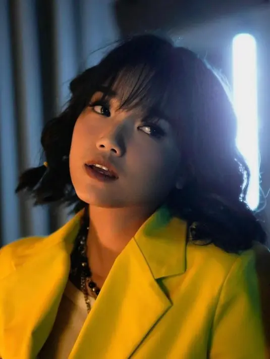 Tampilan chic-nya kemudian diperlengkap dengan makeup bold. Wajah Fuji tampak lebih cantik dan dewasa. (Instagram/Fuji_an).