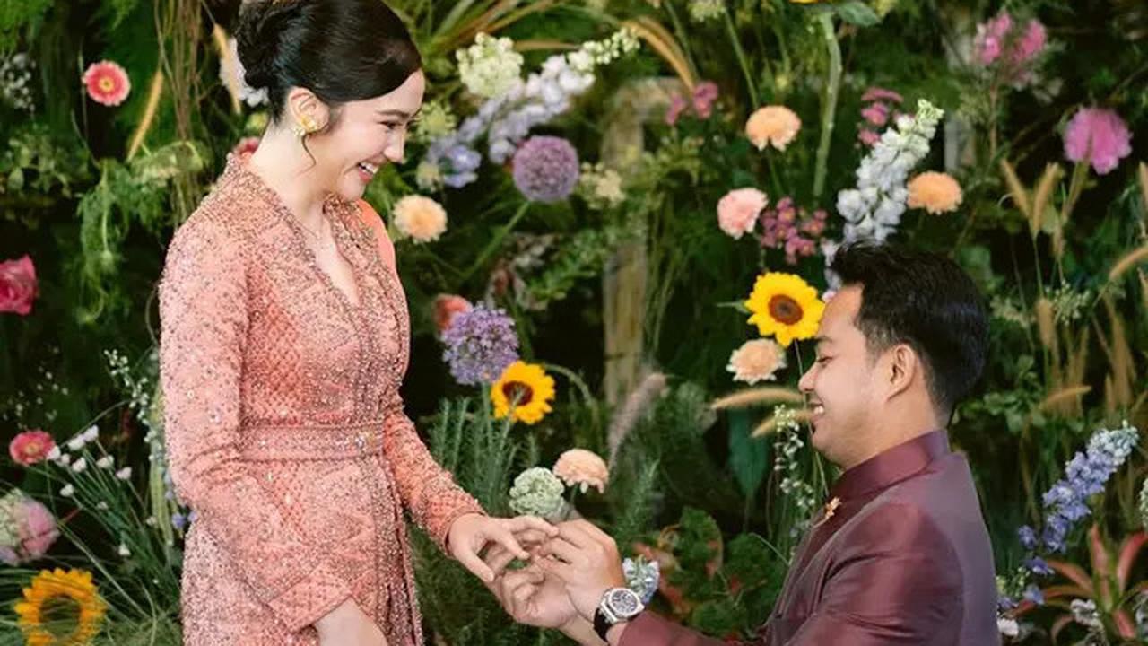 Gaya Kebaya Kartini Febby Rastanty Berpadu Songket Saat Tunangan dengan Drajat Djumantara