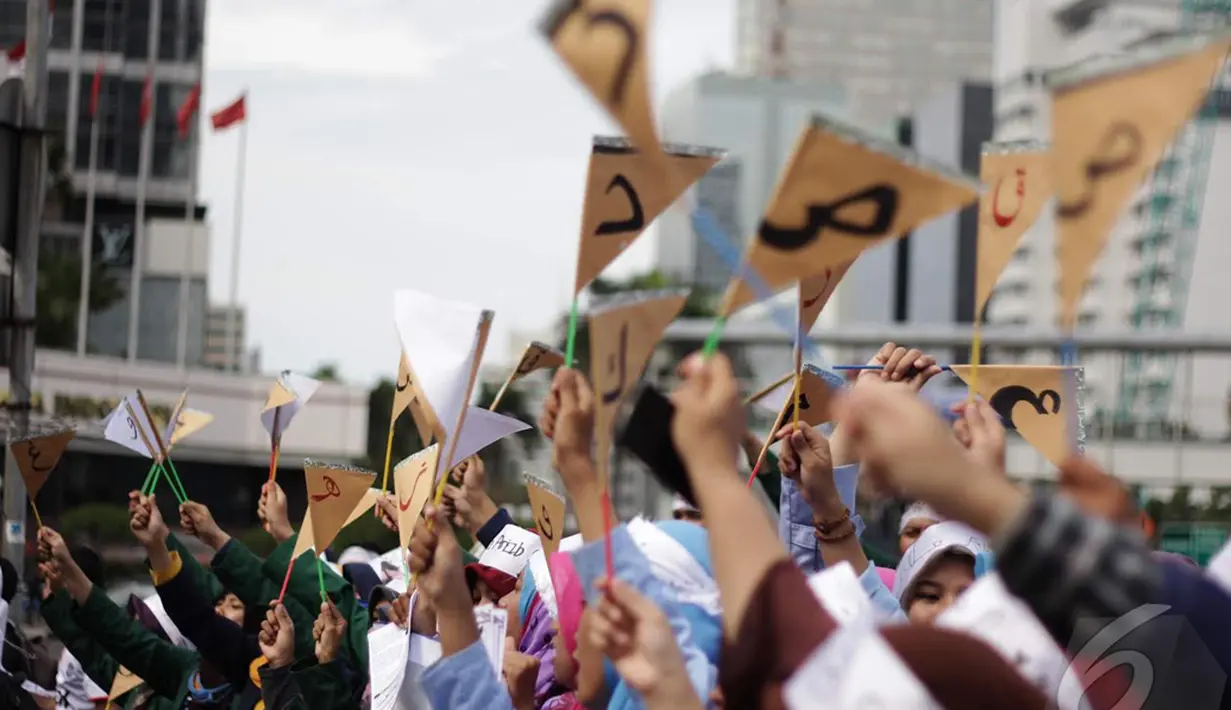 Dalam aksinya mereka mengajak masyarakat Indonesia untuk cinta dan mempelajari bahasa Arab, Jakarta, Kamis (18/12/2014). ( Liputan6.com/Faizal Fanani)