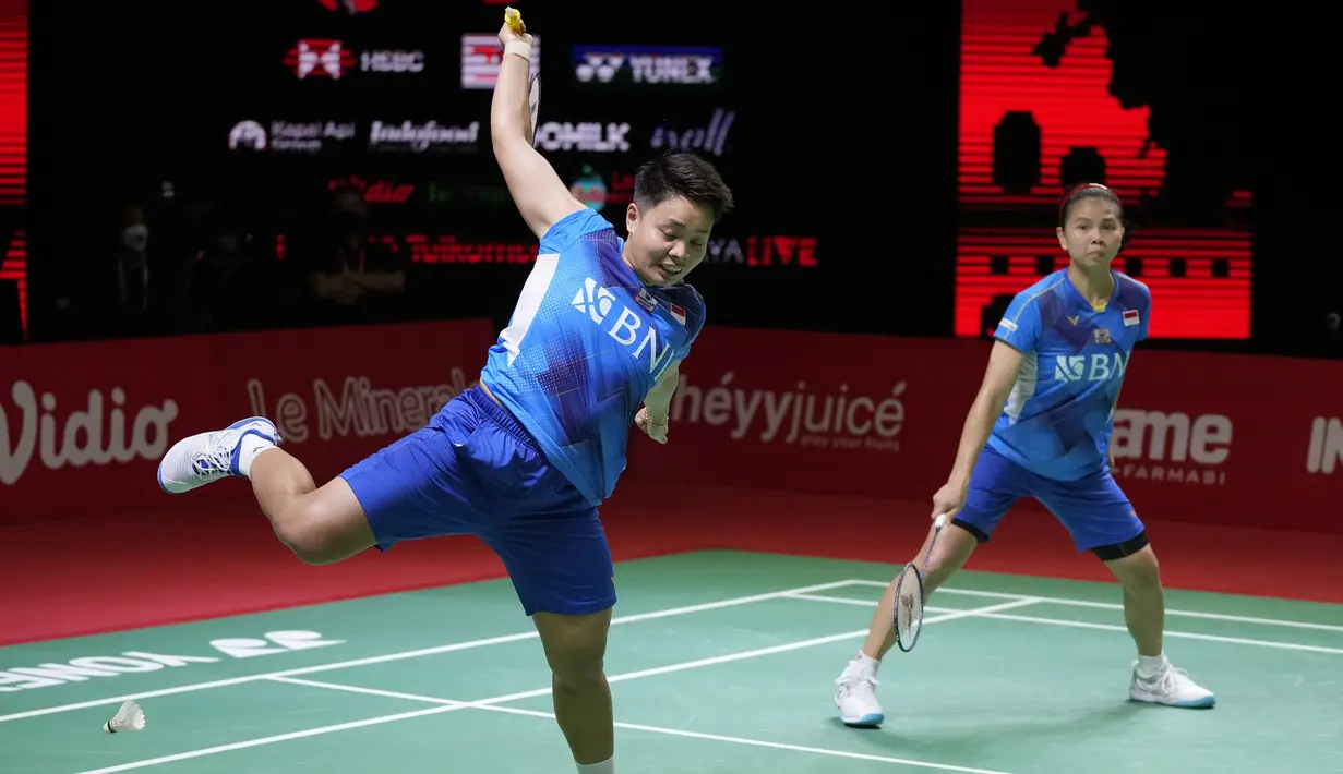 Pasangan Greysia/Apriyani memulai pertandingan dengan kurang baik. Serangan yang tak ekfektif, pertahanan yang buruk, dan banyaknya kesalahan membuat mereka harus tertinggal 9-11 hingga interval gim pertama. (AP/Dita Alangkara)