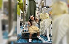 Gemasnya Xarena Anak Siti Badriah Shopping di Mal, Bawa Tas lalu Gaya Foto Sama Manekin