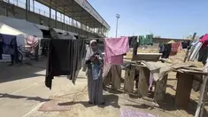 Gambar dari video ini memperlihatkan seorang perempuan menjemur pakaian di Stadion Olahraga Yarmouk, Kota Gaza, Jalur Gaza, Jumat 5 Juli 2024. (AP Photo)
